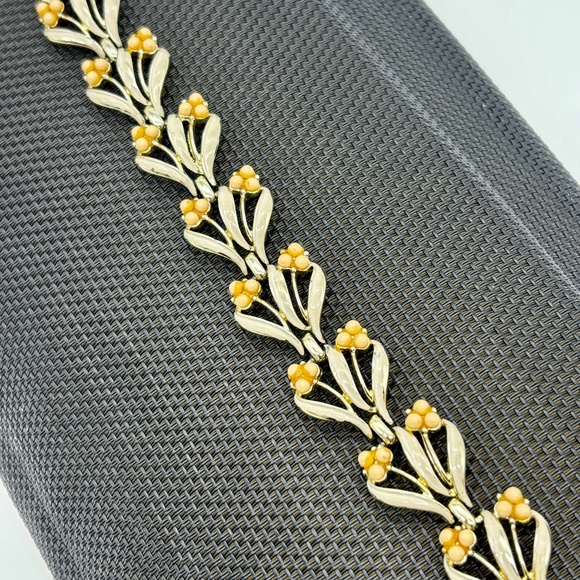 Vintage Coro Bracelet Gold Tone With Off-White Enamel Peach Colored Beads Marked - Picture 6 of 15